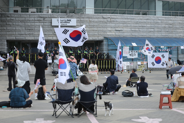 ‘잠실 개표소 시위’서 경찰에 욕설한 20대 남성 3명 구속
