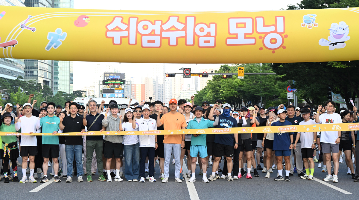 Gwangjin Bridge 8th Street Yoga Classes in Seoul’s Hangang Cultural Space