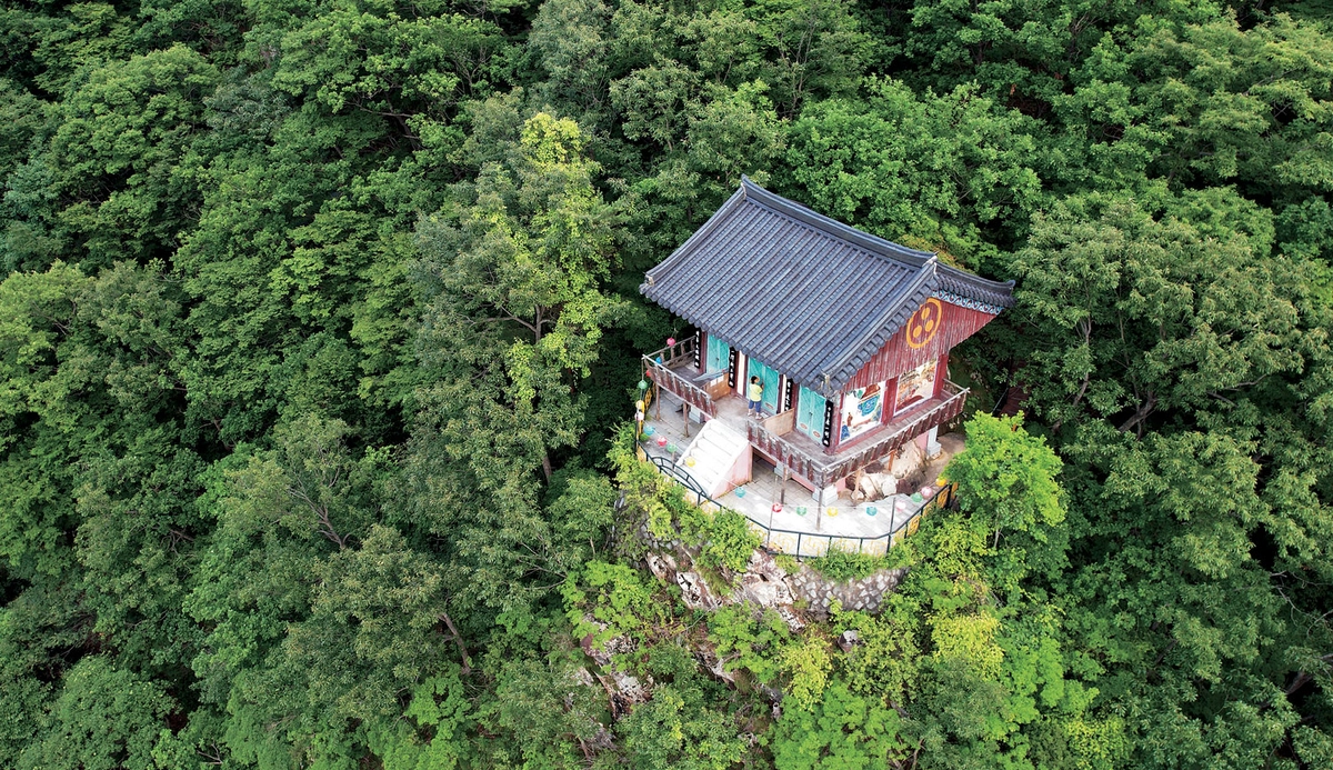 충북 영동의 절집 반야사의 문수전. 석천계곡의 물길을 끼고 있는 벼랑의 숲속에 있다.
