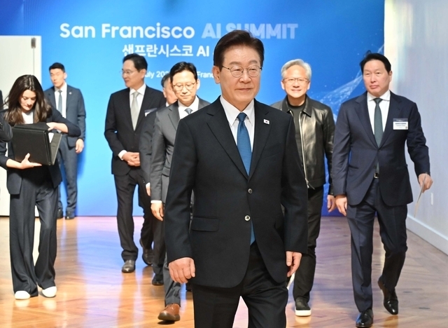 이재명 대통령이 24일 미국 샌프란시스코에서 열린 ‘샌프란시스코 AI 서밋’ 행사장에 들어서고 있다. 이 대통령 뒤로 오른쪽부터 최태원 SK그룹 회장, 젠슨 황 엔비디아 최고경영자, 배경훈 부총리 겸 과학기술정보통신부 장관, 이재용 삼성전자 회장도 입장하고 있다. 연합뉴스