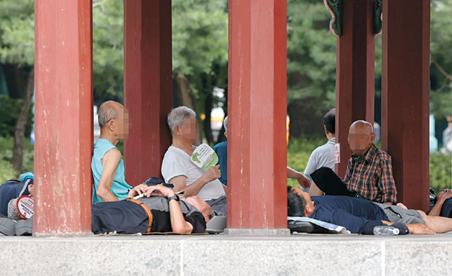 낮 최고기온 38도가 예보된 4일 오전 서울 종로구 탑골공원에서 노인들이 부채질을 하고 있다.  김동훈 기자