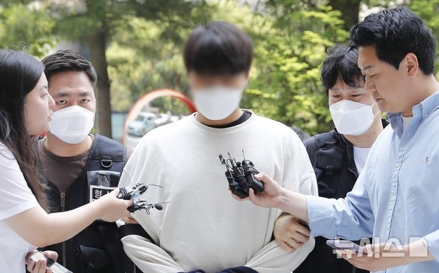 지난해 5월 27일 오후 인천 미추홀구 인천지법에서 마약류 관리에 관한 법률 위반(향정) 혐의로 구속영장이 청구된 A(30대) 씨가 구속 전 피의자 심문(영장실질심사)에 출석하기 위해 이동하고 있다. 뉴시스