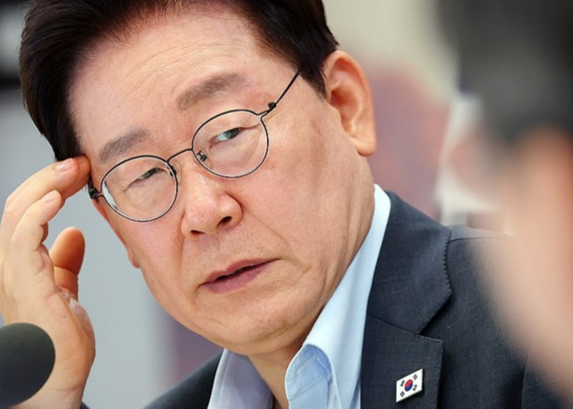 이재명 대통령이 4일 청와대 영빈관에서 열린 부처 업무보고에서 참석자 발언을 듣고 있다. 연합뉴스