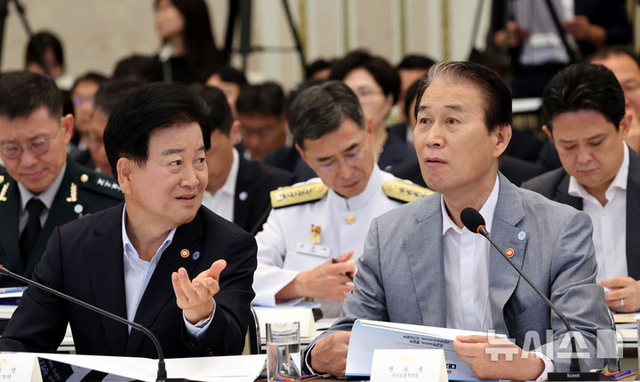 정동영(왼쪽) 통일부 장관과 권오을(오른쪽) 국가보훈부 장관이 5일 청와대 영빈관에서 열린 외교부, 통일부, 국방부, 국가보훈부에 대한 부처 업무보고에서 대화를 하고 있다. 뉴시스 제공