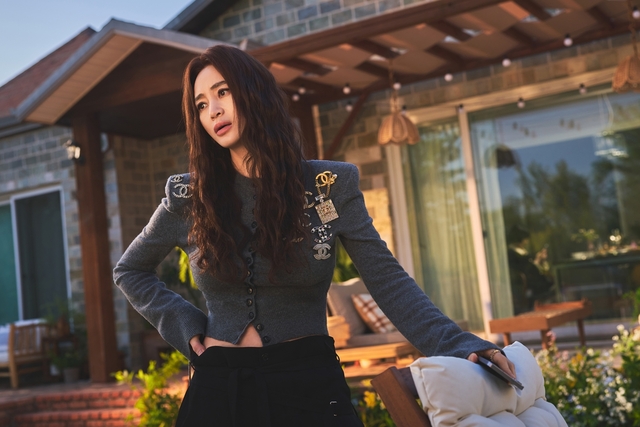 쿠팡플레이 시리즈 ‘지금 불륜이 문제가 아닙니다‘의 김혜수.