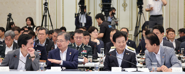외교·안보 수장 나란히