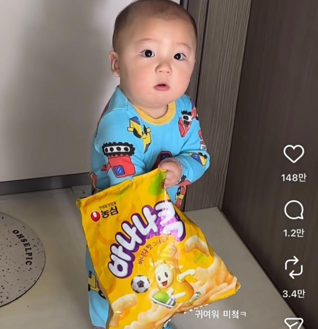 3월 SNS에 공개된 영상에서 12개월 된 아기가 농심 바나나킥을 먹으려다 엄마가 제지하자 멈칫하고 있다. 인스타그램 계정 ‘j.yeon____’ 캡처
