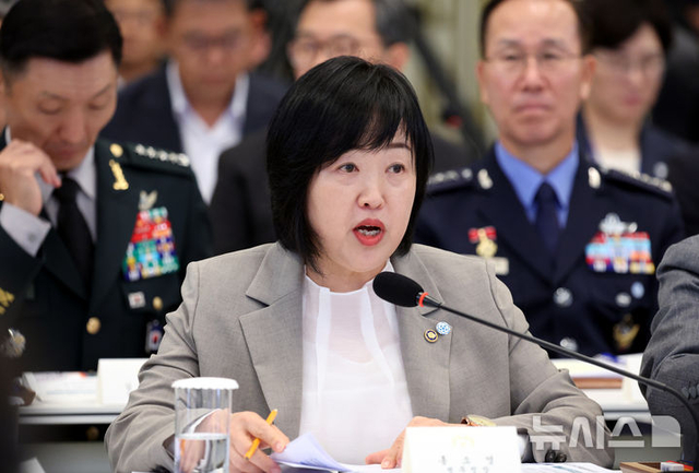 홍소영 병무청장이 5일 청와대 영빈관에서 열린 외교부, 통일부, 국방부, 국가보훈부에 대한 부처 업무보고에서 보고를 하고 있다. 뉴시스 제공