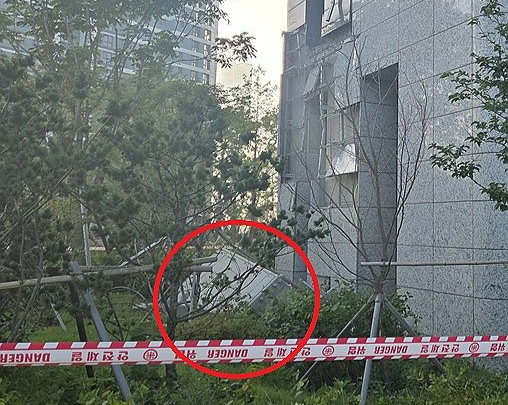 [이슈]준공 1년반된 송도 신축아파트 테라스 통째로 ‘뚝’