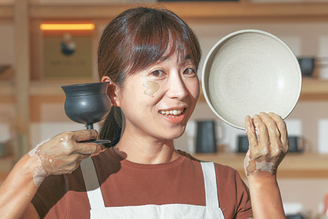 카메라 뒤 공허함 놓고  물레 앞서 그릇 만들며…  ‘평온함의 행복’ 빚어요[포토 스토리]