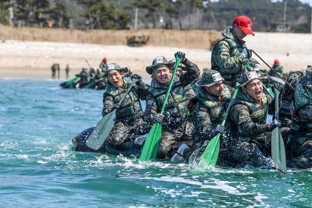 구리동 해안 일대에서 상륙기습훈련을 하는 해병대연평부대 장병들. 해병대 제공