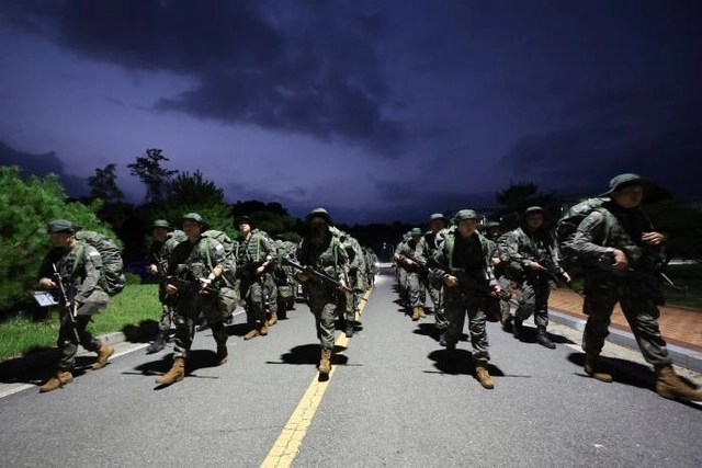 육군학군사관후보생들이 무더위를 피해 해가 뜨기 전 하계군사훈련을 하는 모습. 국방일보 제공