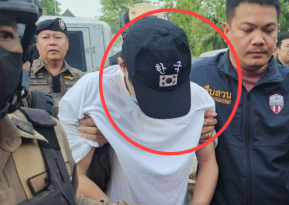 대량의 불법 무기를 소지한 혐의로 46년형을 선고받은 중국인 쑨(31·가운데)모 씨. 방콕포스트