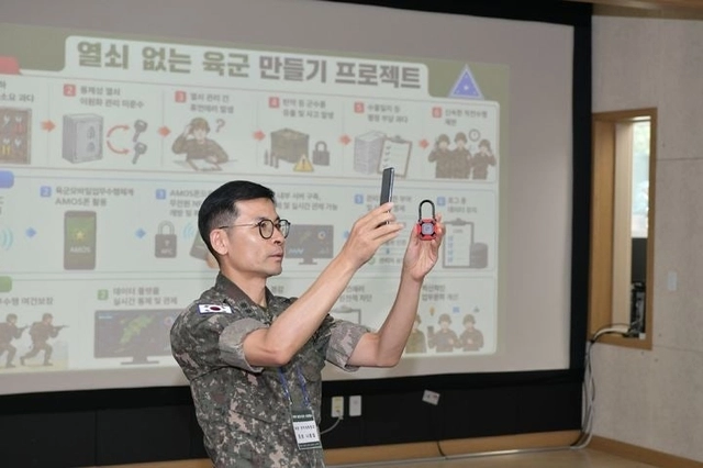 지난 7일 세종시 육군종합보급창에서 열린 육군 군수 정책설명회에서 모바일 업무체계폰(AMOS)과 무전원 근거리무선통신 기술(NFC)을 적용한 열쇠없는 육군 만들기 프로젝트를 시연하는 모습. 육군 제공