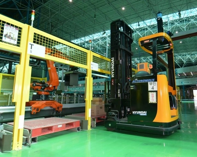 지난  7일 세종시 육군종합보급창에서 열린 육군 군수 정책설명회 및 스마트 물류센터 운영 공개현장에서 무인지게차가 팔레트를 들고 있는 모습. 육군 제공