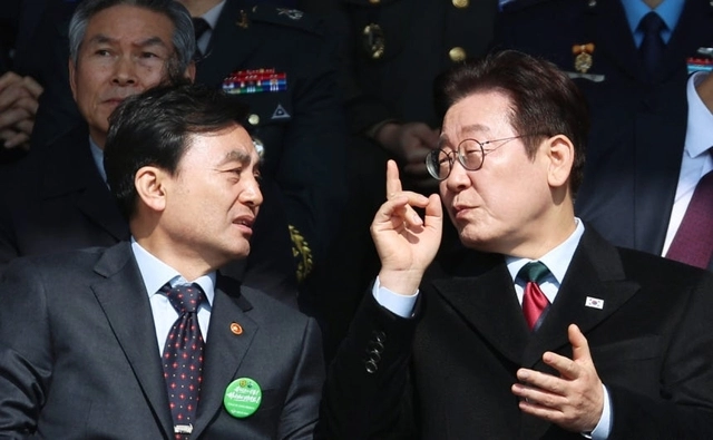 지난 2월 20일 충남 계룡대 대연병장에서 열린 육·해·공군 사관학교 통합임관식에서 이재명 대통령과 안규백 국방부 장관이 대화하고 있다. 뉴시스 제공