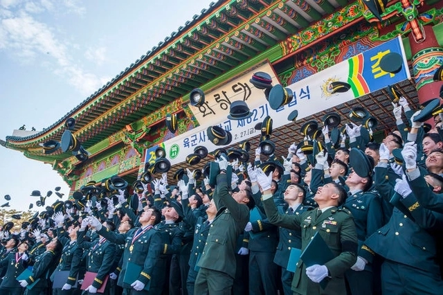 올해 2월 27일 서울 노원구 육군사관학교에서 열린 제82기 졸업식에서 졸업생들이 졸업을 자축하며 정모를 던지고 있다. 육군 제공