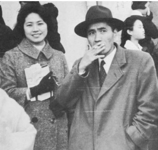 김수영(오른쪽)과 동생 김수명이 1961년 막내 여동생 졸업식에서 찍은 사진.