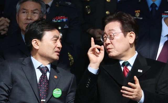 2월 20일 충남 계룡대 대연병장에서 열린 육·해·공군 사관학교 통합임관식에서 이재명 대통령과 안규백 국방부 장관이 대화하고 있다. 뉴시스 제공