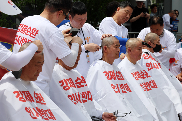 전국경찰직장협의회 강제순환인사반대투쟁위원회 경찰관들이 10일 서울 서대문구 경찰청 앞에서 순환인사 반대 삭발을 하고 있다. 뉴시스