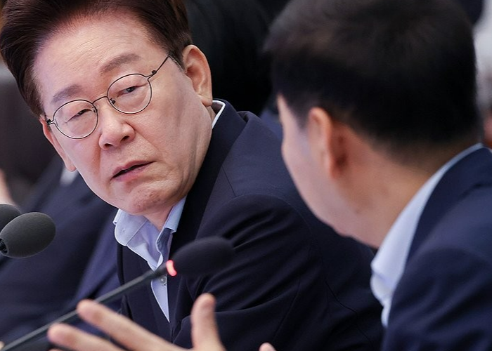 李 “세금 바꾸면 욕먹게 돼있어…구윤철, 기어 다니라”