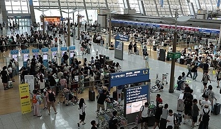 인천공항 출국대기실서 1년 넘게 갇혀 산 10살 난민 아동의 눈물
