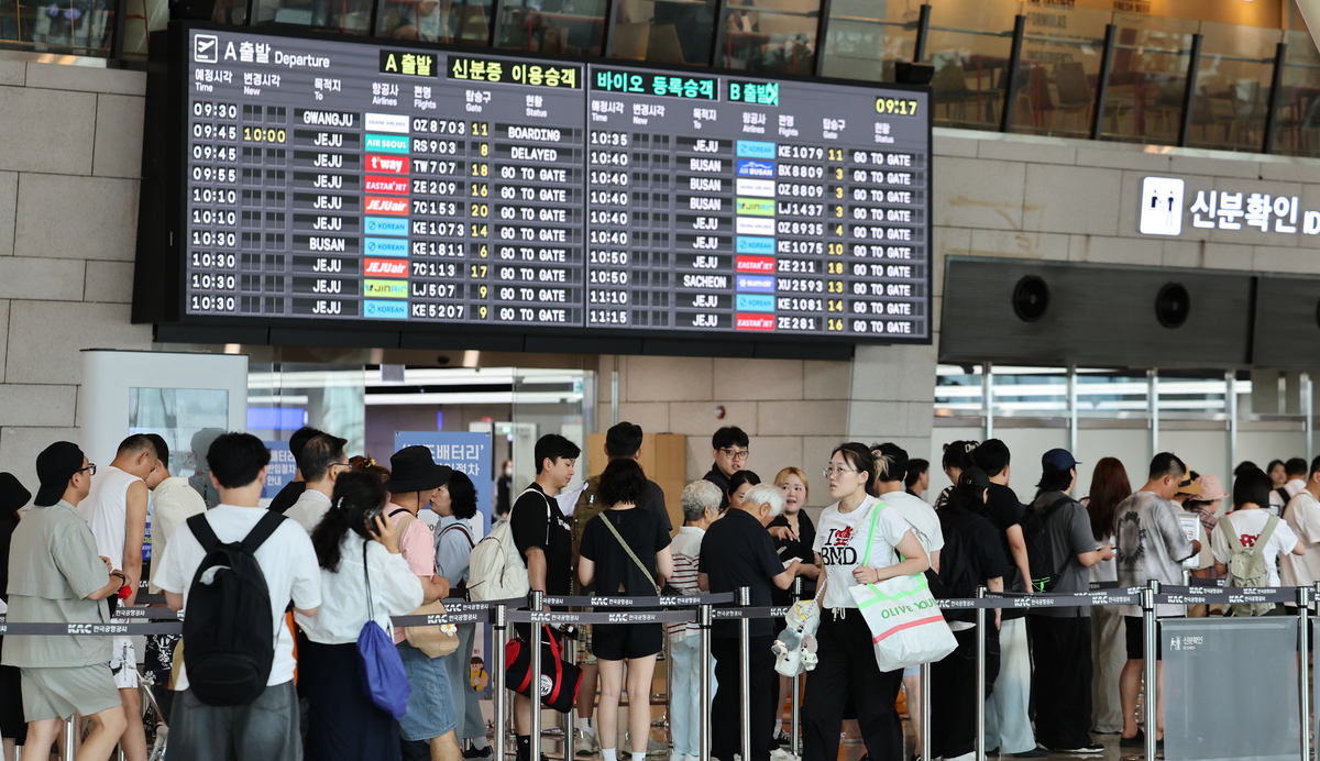김포공항 천장 대리석 ‘와르르’…출발장 승객 아찔
