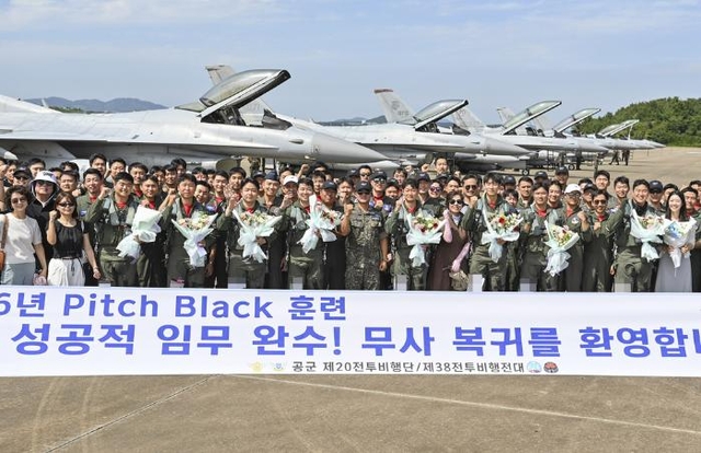 피치블랙 훈련을 성공적으로 완수한 조종사들이 복귀후 기념촬영하 고있다. 공군 20전투비행단 제공/국방일보