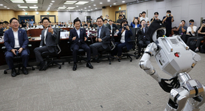 “의원님들 잘 봐주세요”… 로봇의 배꼽인사