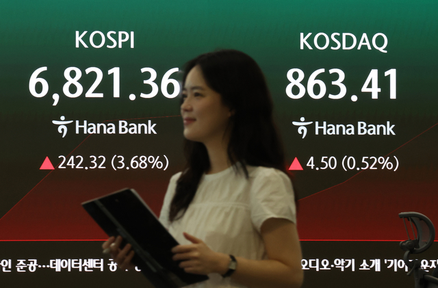 13일 서울 중구 하나은행 딜링룸에서 딜러들이 업무를 하고 있다. 뉴시스