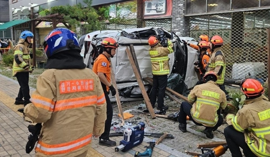 [속보]마트 옥상서 차량 추락…무면허 20대 운전자 숨져