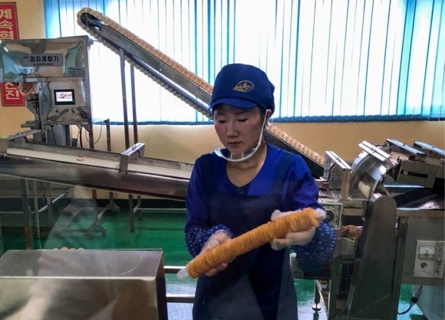 평양 식품 공장의 여성 노동자. 타스 연합뉴스 자료사진