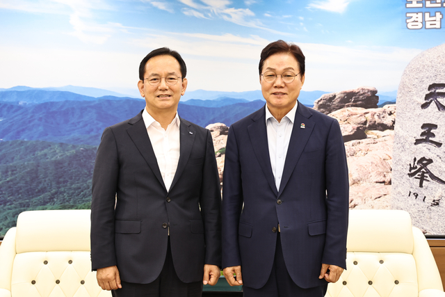 박완수 경남도지사와 김종출 한국항공우주산업(KAI) 대표이사가 13일 만나 경남 우주항공산업 발전 방안을 논의한 뒤 기념촬영을 하고 있다. 경남도청 제공