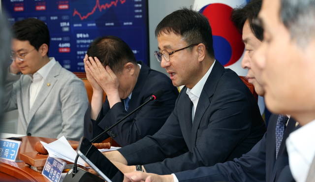 李 ‘부정>긍정’ 첫 데드크로스… 부동산·수사권 민심 매서웠다