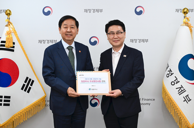 김원기(오른쪽) 의정부시장이 지난 13일 정부서울청사에서 구윤철 부총리 겸 재정경제부 장관에게 주요 현안 사항을 전달한 뒤 기념촬영을 하고 있다. 의정부시 제공