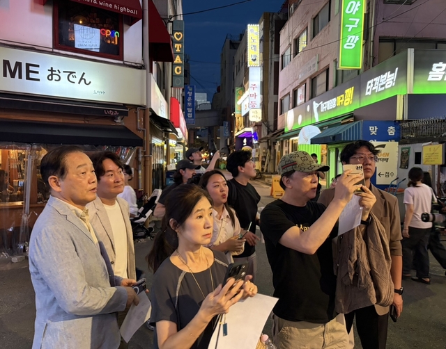 G3 서울 기획위원회 글로벌매력도시분과 위원들이 지난 13일 서울 중구 을지로 일대를 찾아 야간 관광 인프라와 골목상권 현황을 살펴보고 있다. 서울시청 제공