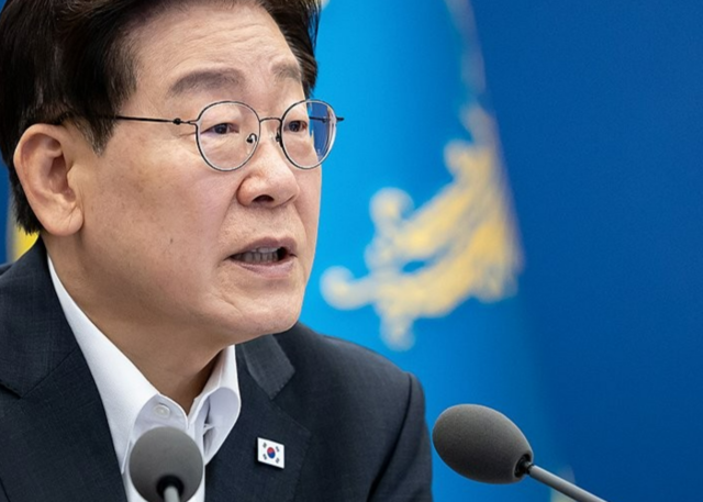 이 대통령 4년 중임 개헌 입장 유지