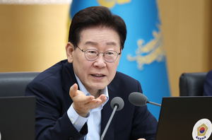 靑 “4년 중임 개헌 수용성”… 헌법상 현직대통령은 불가