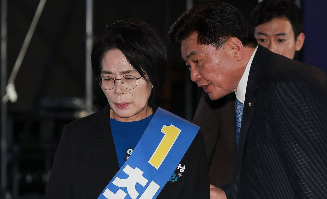 “중년남자가 세게 밀쳐 넘어져, 갈비뼈 뻐근”…절뚝이며 행사장 입장한 최민희 후보
