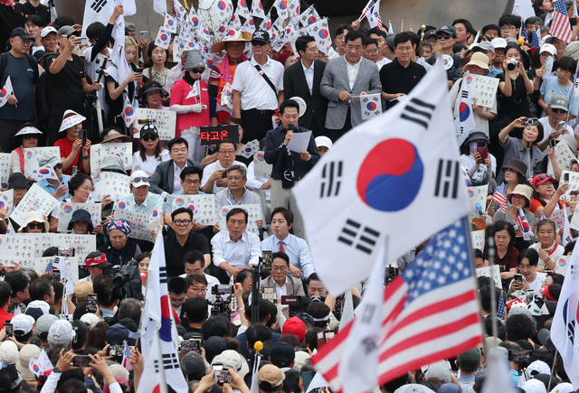 장동혁 국민의힘 대표가 지난 15일 서울 송파구 올림픽공원 핸드볼경기장에서 열린 투표 용지 부족 사태 관련 참정권 수호 집회에 참석해 발언하고 있다. 뉴시스