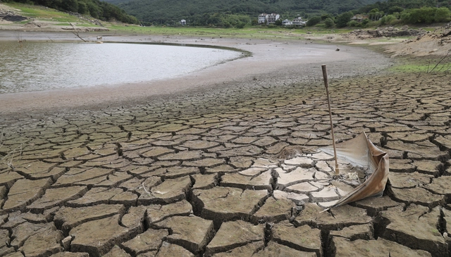 올여름 장마 기간에도 비가 내리지 않으면서 남부지방에 극심한 가뭄이 이어진 가운데 지난 12일 경남 창녕군 옥천저수지 바닥이 바짝 말라 갈라진 모습.  백동현 기자