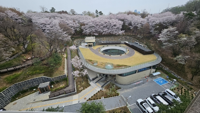 서울 서초구 방배숲환경도서관 전경. 서초구청 제공
