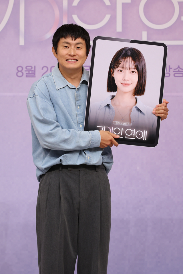 웹툰 작가 기안84가 18일 서울 양천구 목동 SBS에서 열린 SBS 새 예능 ‘나의 AI 파트너-기이안 연애’ 제작발표회에서 포즈를 취하고 있다. 연합뉴스.