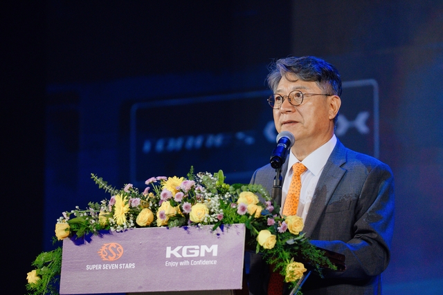 14일 미얀마 양곤에서 열린 KG모빌리티(KGM) 브랜드 론칭 행사에서 곽재선 KGM 회장이 미얀마 시장 진출 전략에 대해 소개하고 있다. KGM 제공