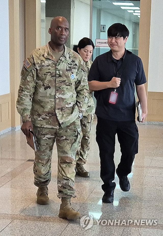 제이비어 브런슨 주한미군사령관이 18일 서울 용산구 국방부 청사를 방문한 뒤 떠나고 있다. 연합뉴스