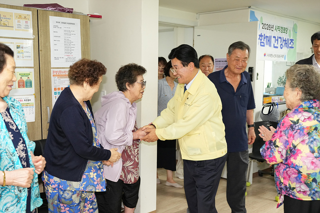 지역 어르신과 인사를 나누는 유찬종 종로구청장의 모습. 종로구청 제공