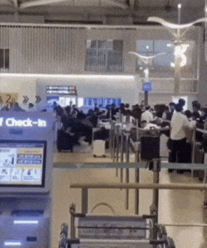 인천공항 출국장 체크인 카운터에서 발생한 새치기. 온라인 커뮤니티 갈무리