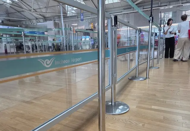 인천공항 제1여객터미널 3층 출국장에 설치된 안전 펜스. 연합뉴스 독자 제공.
