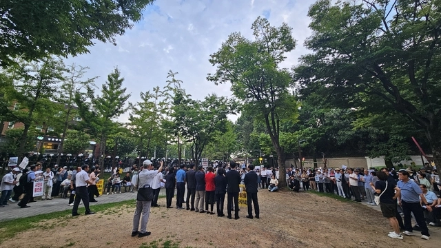 19일 서울 용산어린이정원 앞 한마음공원에서 ‘용산어린이정원 사수 궐기대회 겸 기자회견’이 열리고 있다.