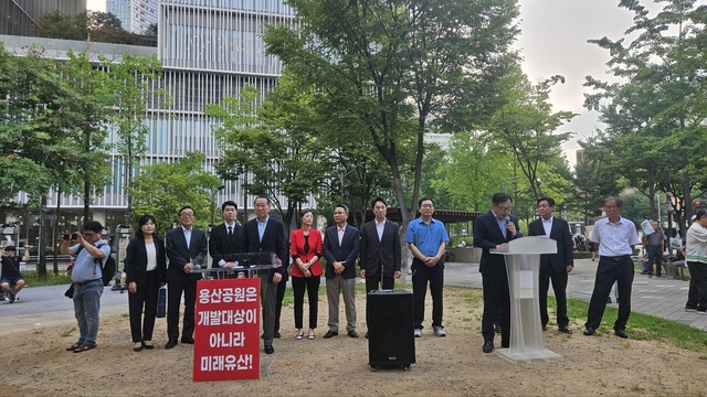 19일 서울 용산어린이정원 앞 한마음공원에서 ‘용산어린이정원 사수 궐기대회 겸 기자회견’이 열리고 있다.